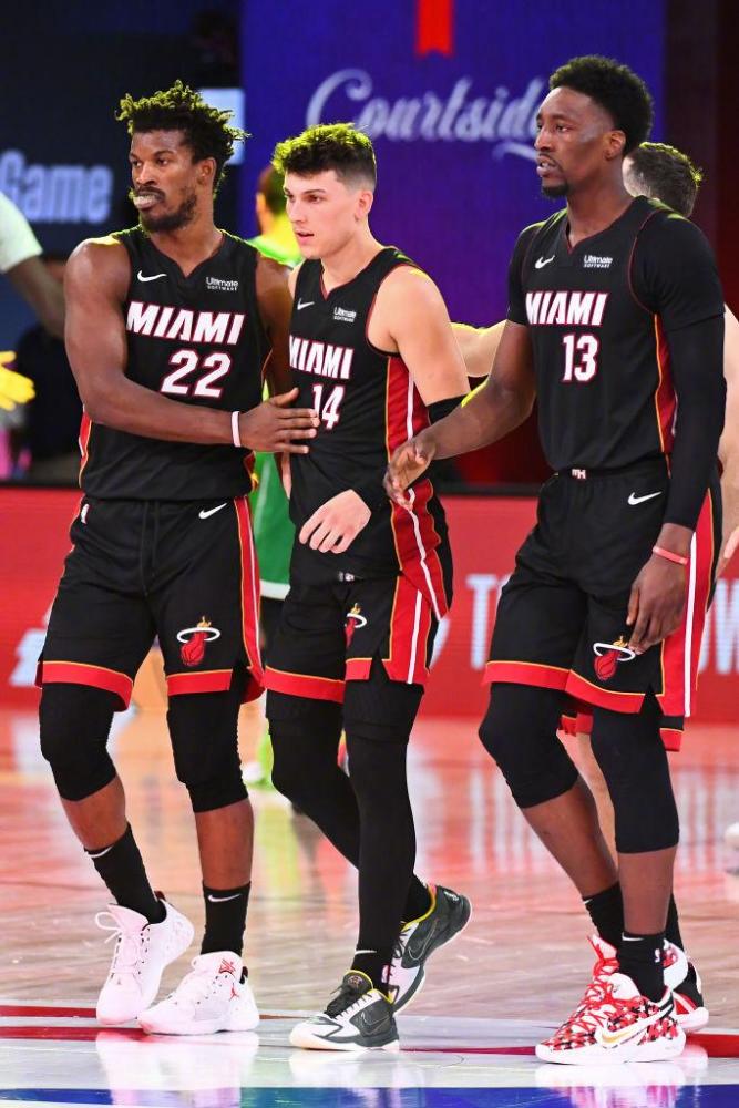 在激烈竞争 在激烈竞争